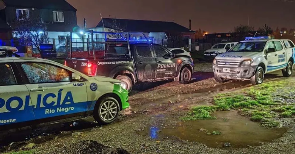 Amplio despliegue de móviles policiales en calle 9 de Julio.