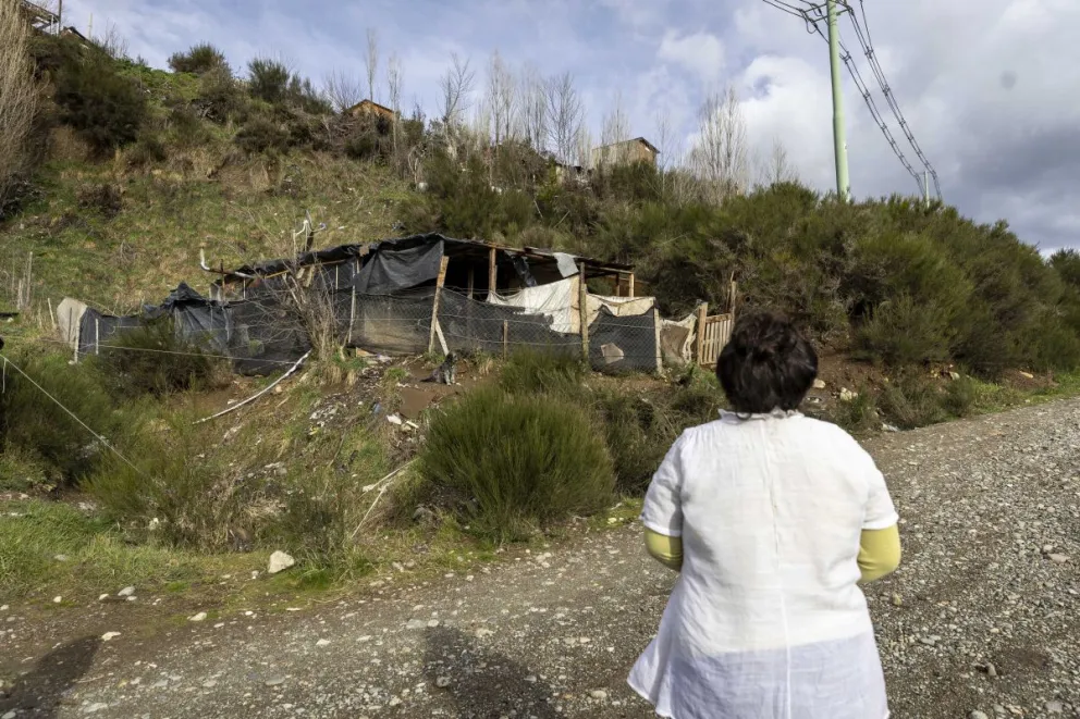 A pesar del peligro de derrumbe, hay familias que se niegan a desalojar su vivienda. Fotos; Euge Neme. 