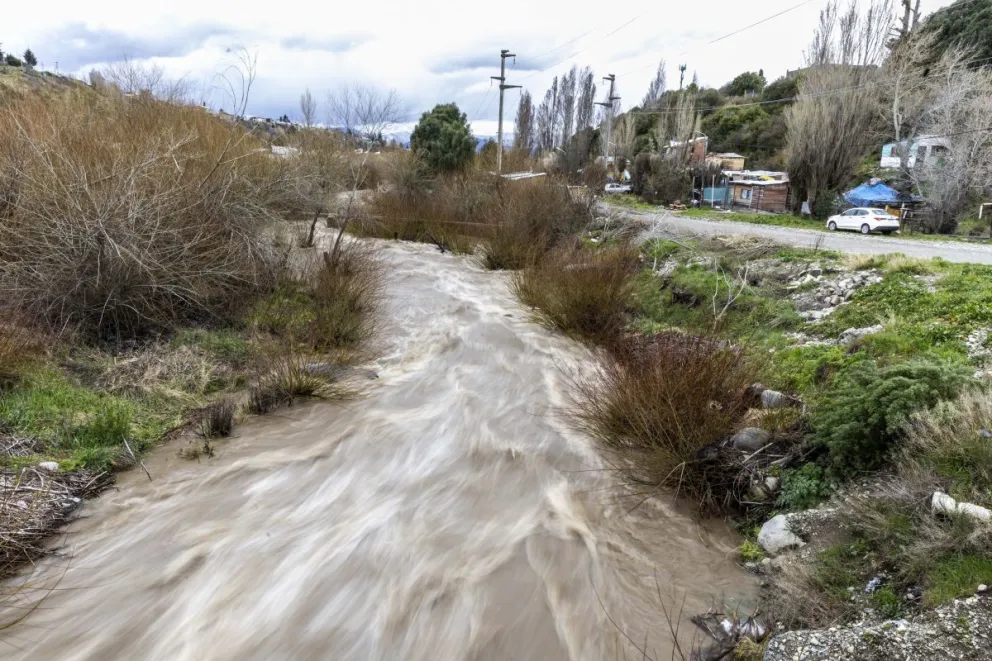 Crecida del arroyo Ñireco y agua turbia tras el temporal de lluvia en Bariloche. Fotos: Euge Neme.
