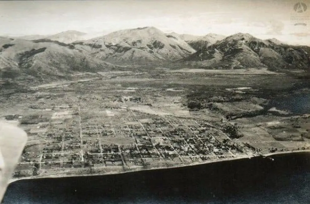 Bariloche hacia 1935. A la derecha de la imagen alcanza a verse el origen del Camino del Faldeo.