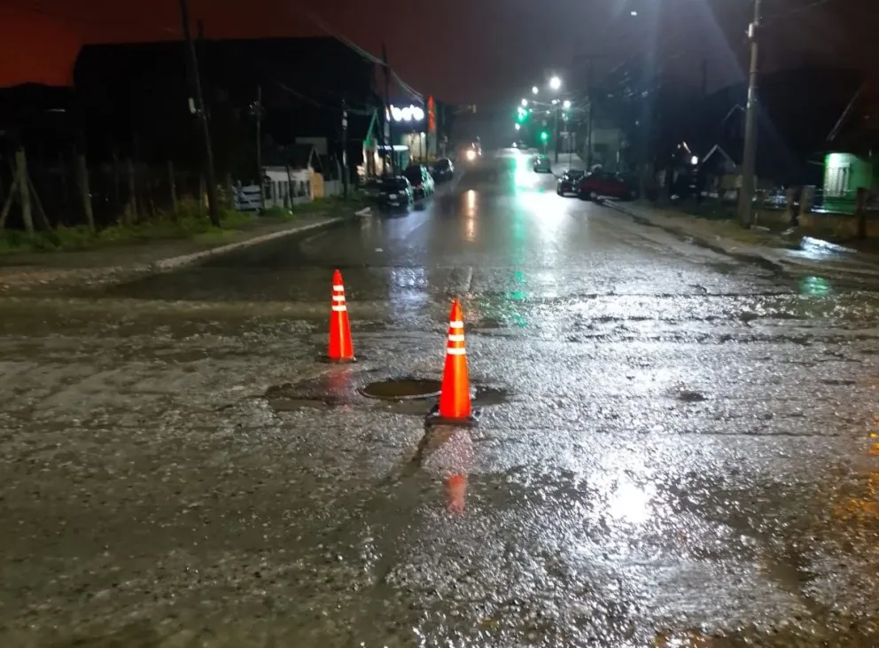 Cuadrillas de la CEB trabajan en pleno temporal de lluvia. 