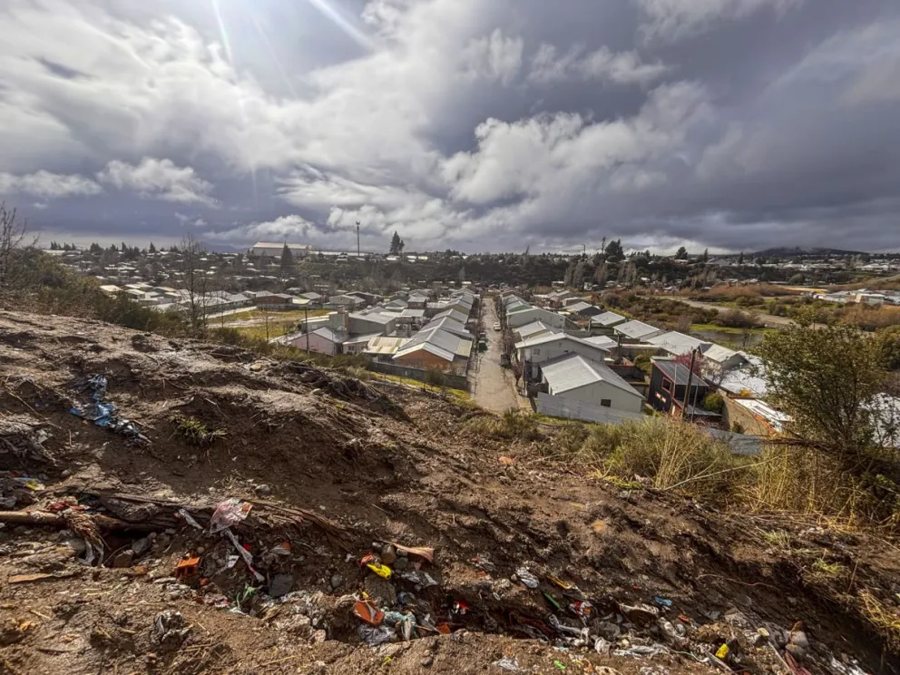 Nuevos deslaves en la barda del Ñireco generan preocupación entre vecinos de las 150 Viviendas. Fotos: Euge Neme.