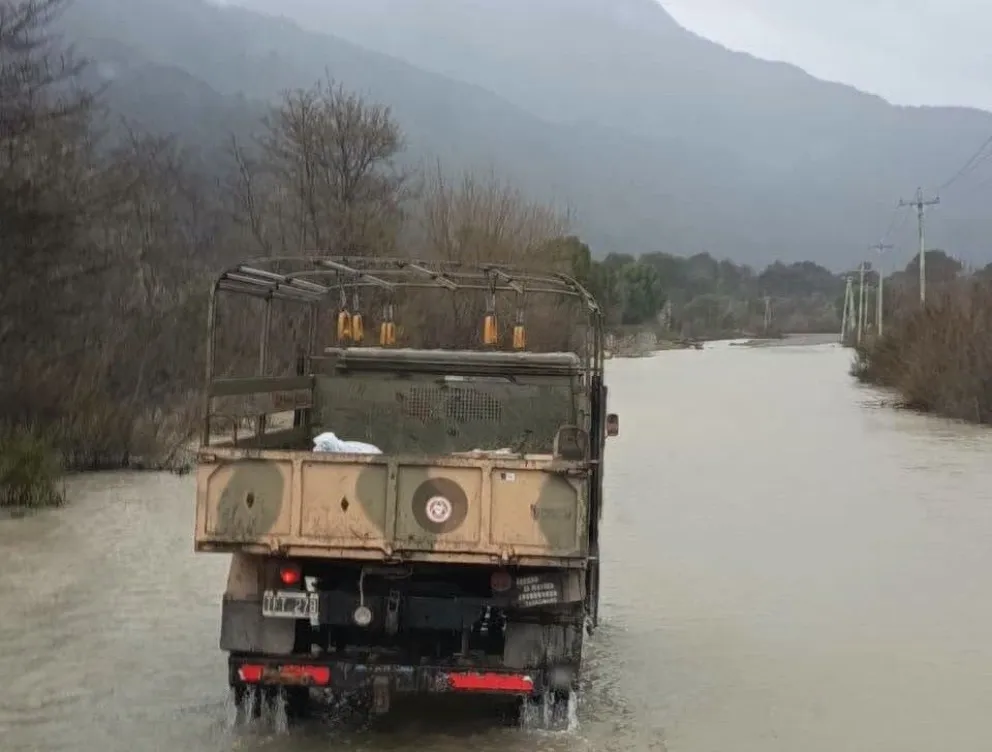 Personal de distintas áreas recorrió los sectores más sensibles de El Manso inferior y mantuvo contacto directo con los pobladores