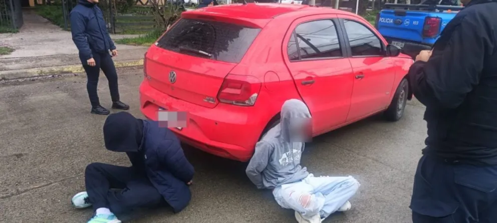 Dos detenidos por ser atrapados mientras intentaban robar elementos de un auto en El Bolsón.