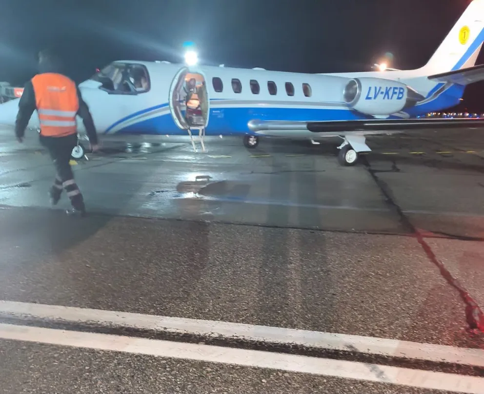 El paciente fue trasladado desde Bariloche a Buenos Aires en un vuelo sanitario para continuar su atención en el Hospital Italiano.