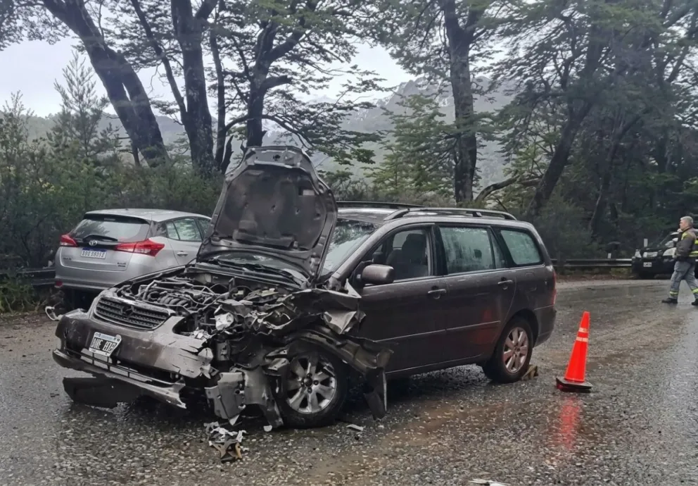 Choque frontal en el ingreso a Península San Pedro.