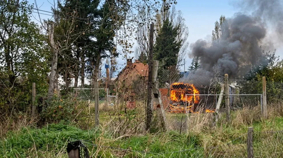 Incendio en la zona de las canchas del CAB y los galpones del Tren Patagónico. 