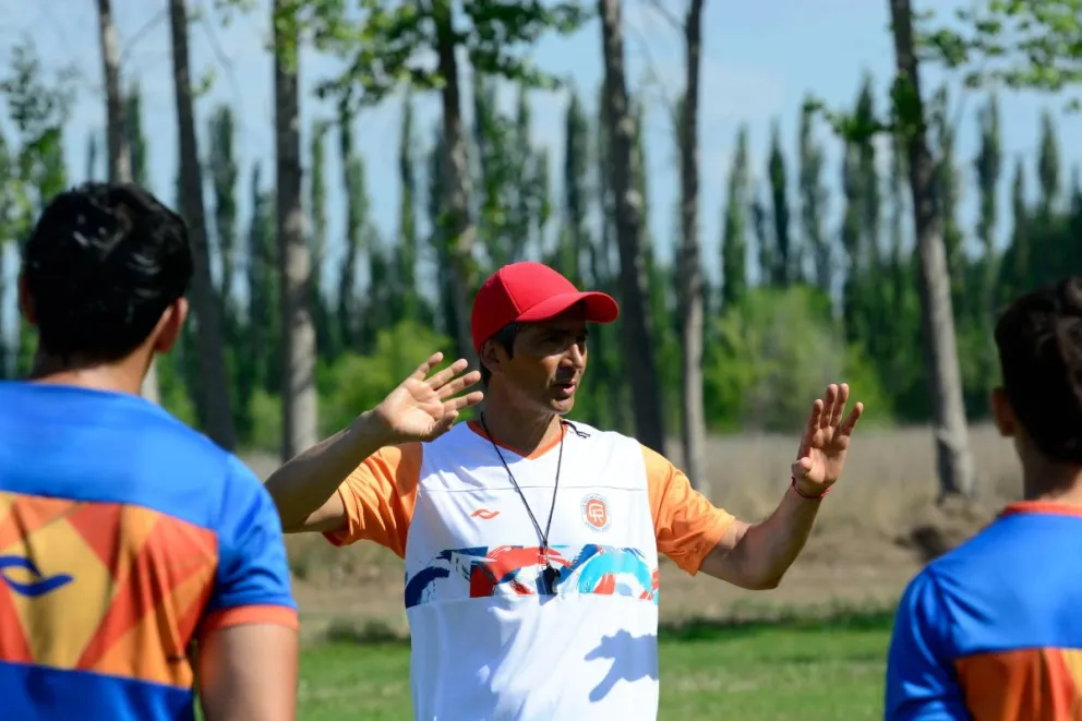 Fabián fue técnico del Deportivo Roca. Foto: Andrés Maripe