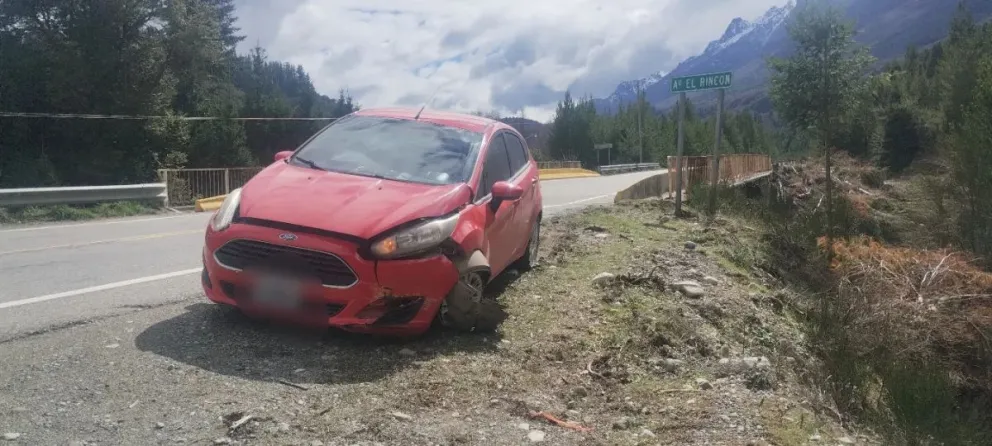 Despiste y choque en la Ruta 40, cerca del ingreso a El Bolsón. Foto: gentileza Ahora Comarca