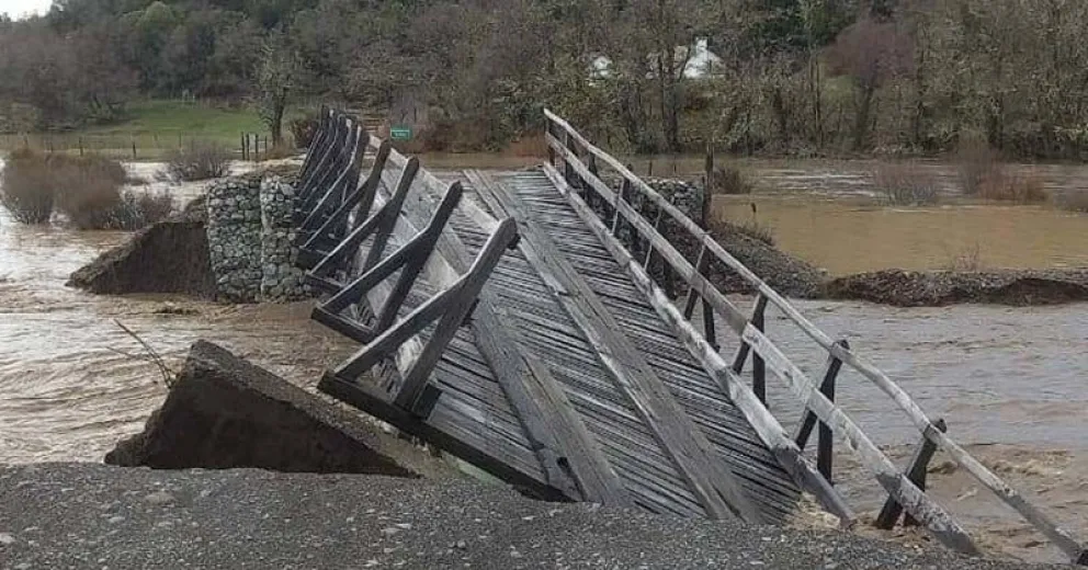 La erosión provocó la caída de una parte del puente del lado de Pampa Linda.