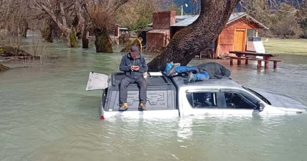 Ambos permanecieron más de 3 horas en el techo de la camioneta. 