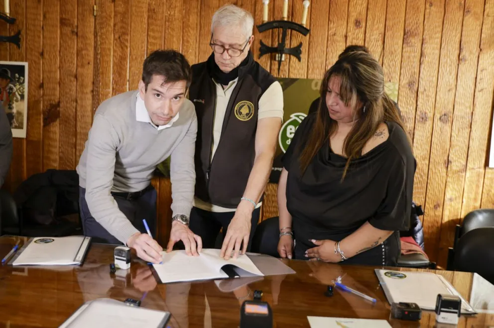 El ministro de Gobierno, durante la firma del convenio. Fotos Eugenia Neme.