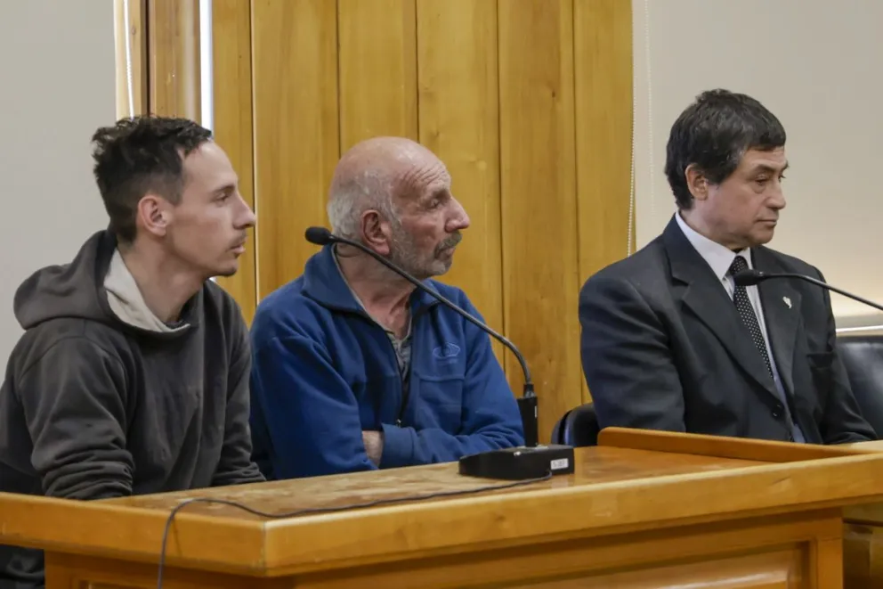 Padre e hijo en la audiencia de este mediodía. 