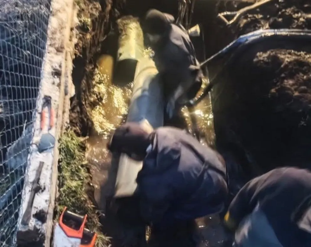Así reparaban el caño este martes por la noche para garantizar el servicio a los barrios afectados. 