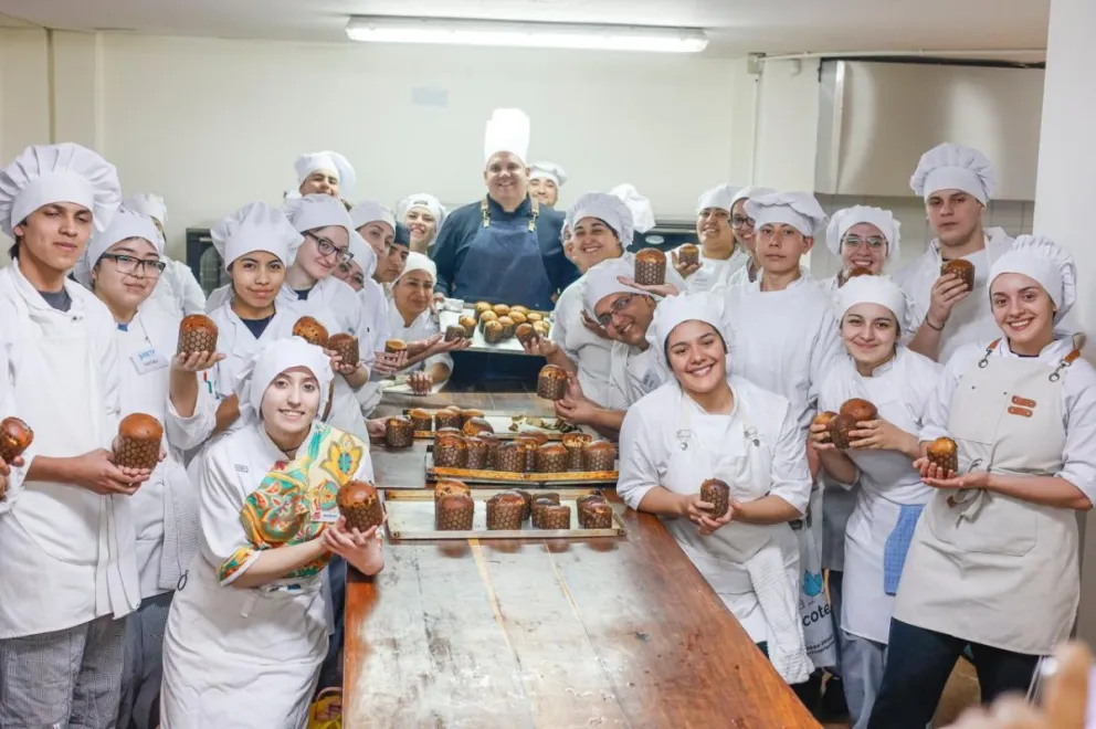 El coordinador gastronómico de la institución educativa, Federico Sastre, rodeado de alumnos. Imágenes gentileza.