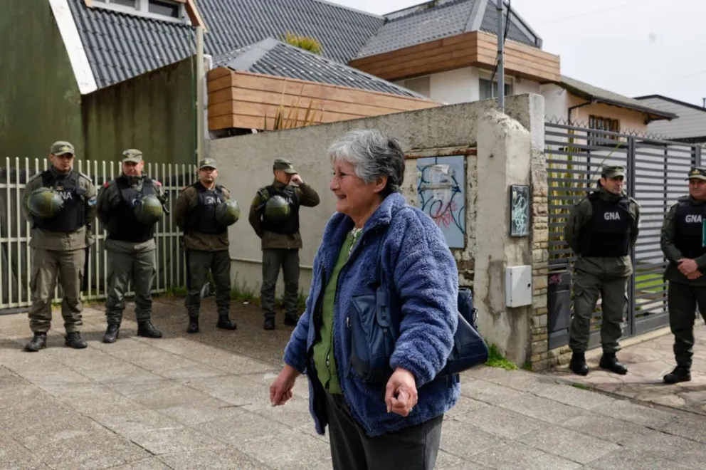 Sorpresiva presencia de gendarmería nacional en la sede de anses. Foto y video Euge Neme 