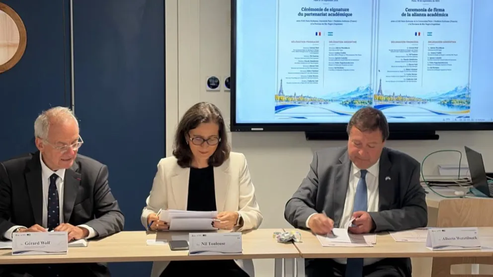 Momento de la firma de acuerdos con la entidad educativa de Francia.