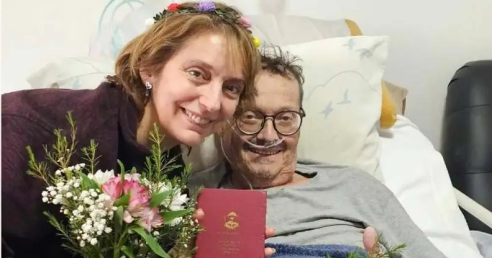 La pareja luego de contraer matrimonia en una habitación del hospital. 