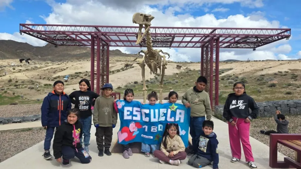 El nuevo paleoparque recibió a estudiantes de Laguna Blanca.