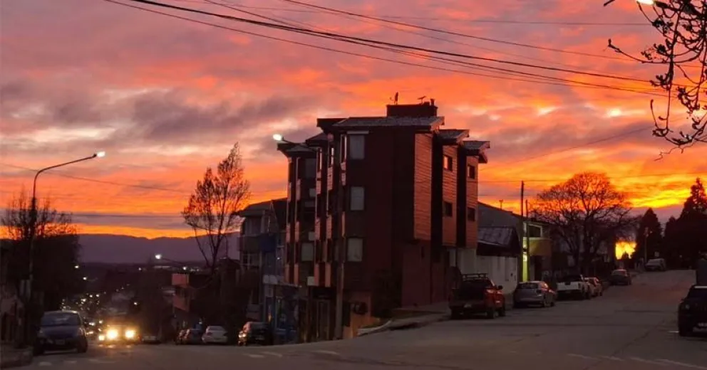 El amanecer en Bariloche en una jornada donde la temperatura máxima llegará a los 16°.