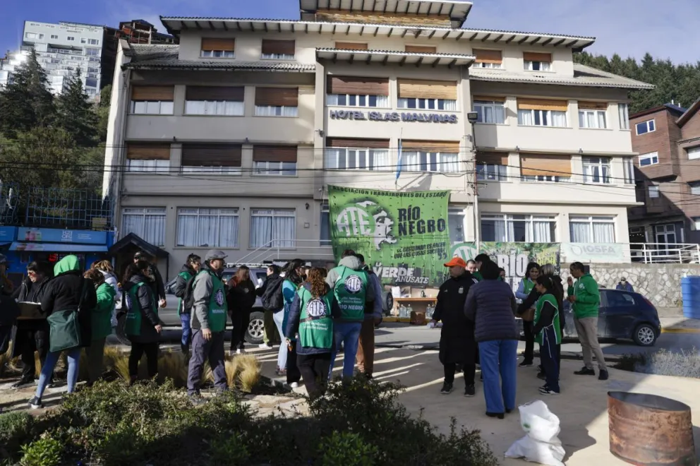 El reclamo tuvo lugar este jueves en las afueras del hotel. Fotos de Eugenia Neme.