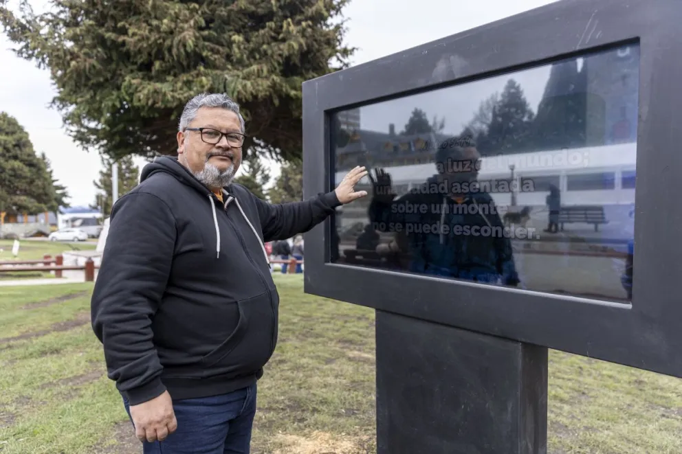 El funcionario, junto al monumento digital a la Biblia, en el Centro Cívico. Foto: Eugenia Neme.