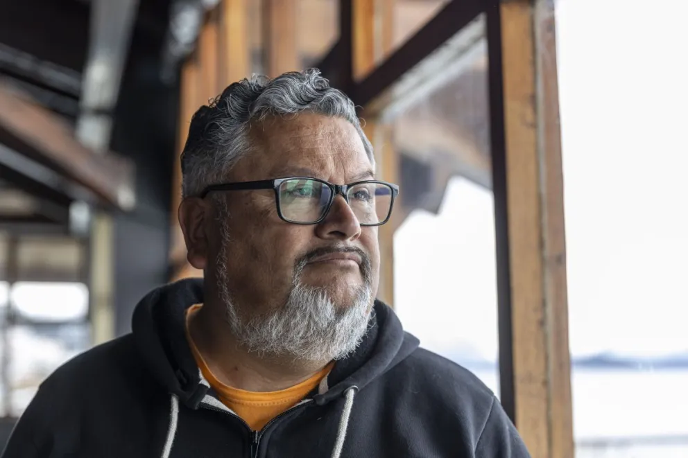 Durante una charla extensa, el funcionario habló del tótem digital en el Centro Cívico, la desigualdad y el modo que encontró para superar el dolor. Fotos Eugenia Neme.
