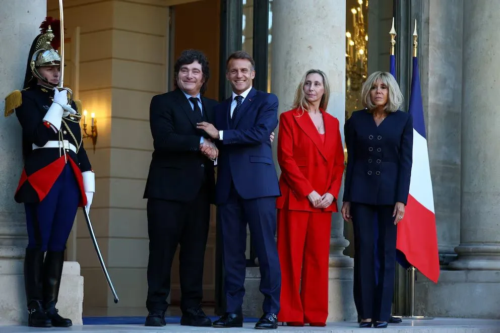 Javier y Karina Milei fueron recibidos por Emmanuel Macron y Brigitte Marie-Claude Macron.