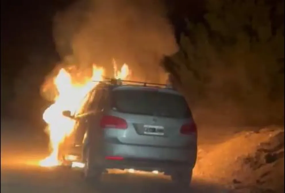 Importantes daños en el auto que se incendió en el este de Bariloche.