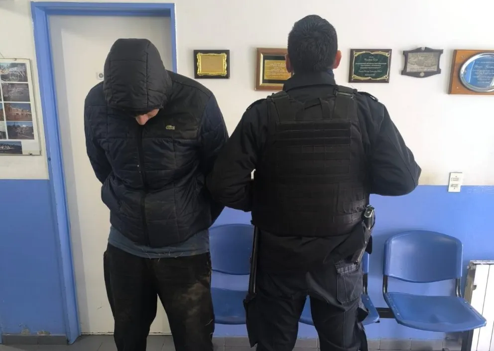 Efectivos de la Comisaría de Melipal atraparon a un joven que intentaba abrir autos en Bustillo.