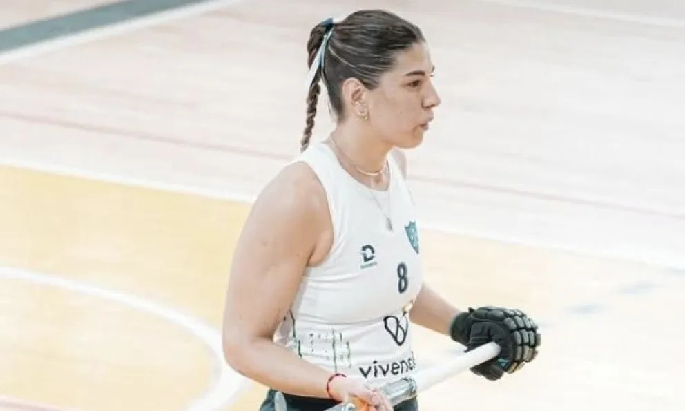 La asociación local participa del certamen con su combinado de damas mayores (en la foto, Guadalupe Martínez) y sub-19 y de caballeros mayores. Fotos Instagram hockey.bcheylagos 