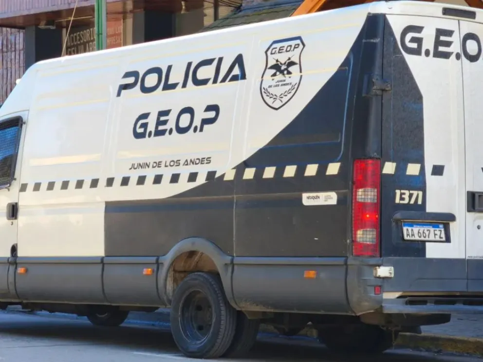Operativo y allanamiento por el hallazgo de una mujer sin vida en el barrio Calderón. Foto: gentileza RSM