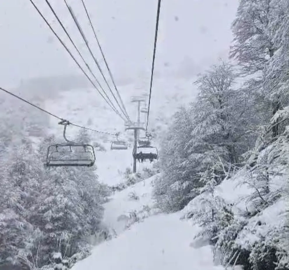 Así está Catedral y siguen las lluvias con posibilidad de nevadas en Bariloche y la región. 