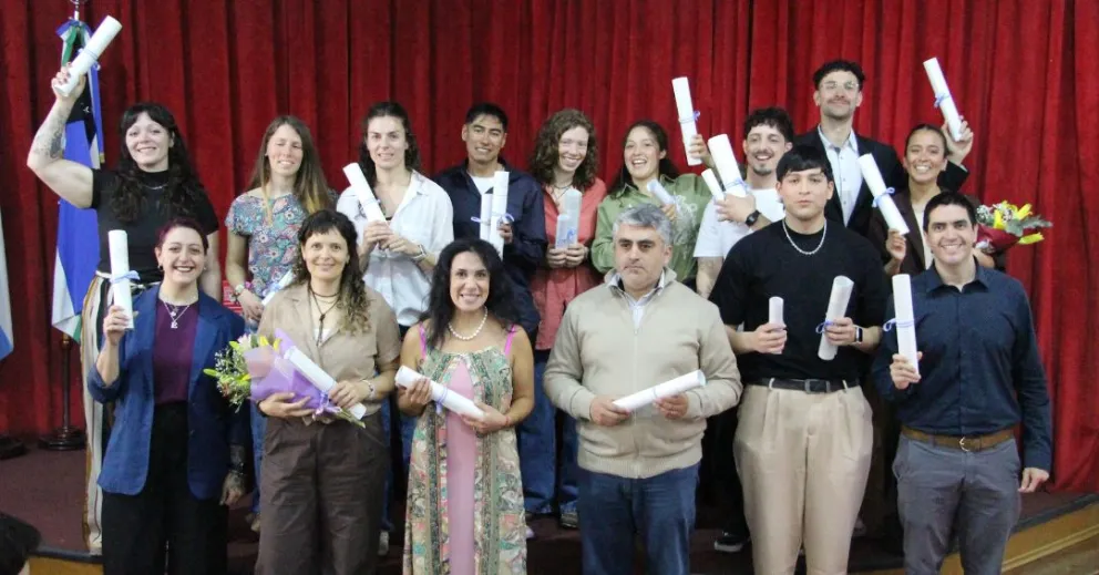 Los egresados con sus diplomas. 
