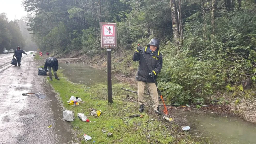 Los vecinos lograron limpiar seis kilómetros de un corredor que constituye una de las principales puertas de entrada y salida internacional de la región. Fotos La Angostura Digital.