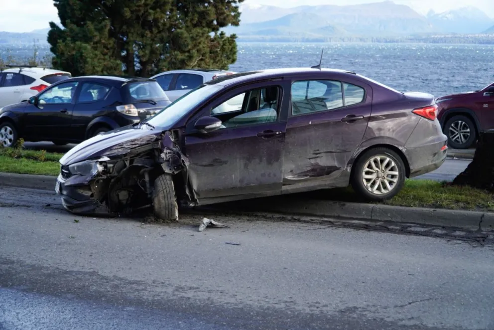 Impactante choque vehicular durante la mañana de este lunes en la costanera de Bariloche. Foto: Facundo Pardo