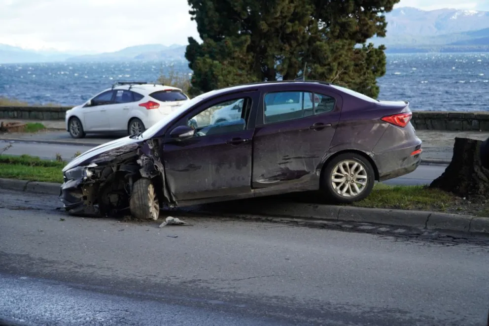 Confirman que el conductor del auto gris primero chocó el Fiat Cronos Blanco y luego de amenazar al conductor, robo el vehículo. 