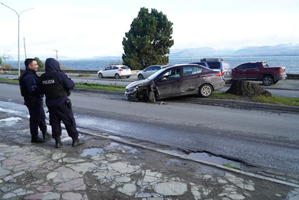Así quedó el auto del sujeto que chocó un auto, la luminaria y amenazó a otro conductor con un arma antes de robarle el auto. Foto: Facundo Pardo