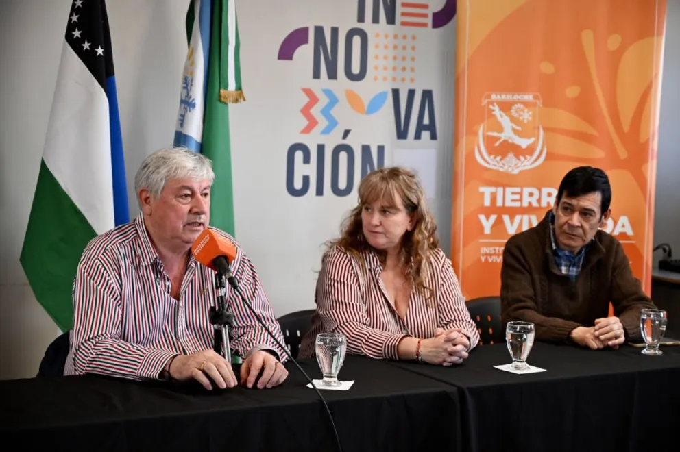 Cortes, junto a la asesora letrada Yanina Sánchez y Nestor Gallardo del IMTVHM.