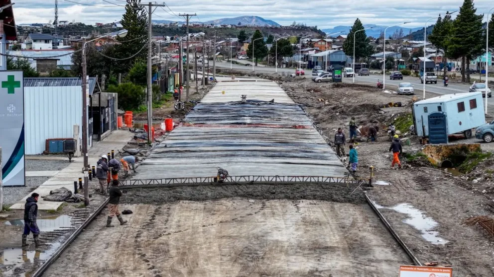 El pavimento de la Colectora Sur de avenida Juan Herman continúa extendiéndose hacia Peulla.