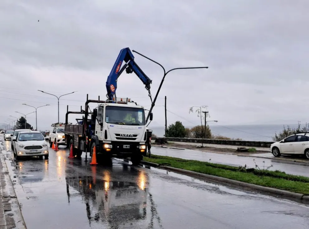Tras el impactante choque en costanera, la CEB trabajó en el lugar ante el peligro de derrumbe de un poste de luz.
