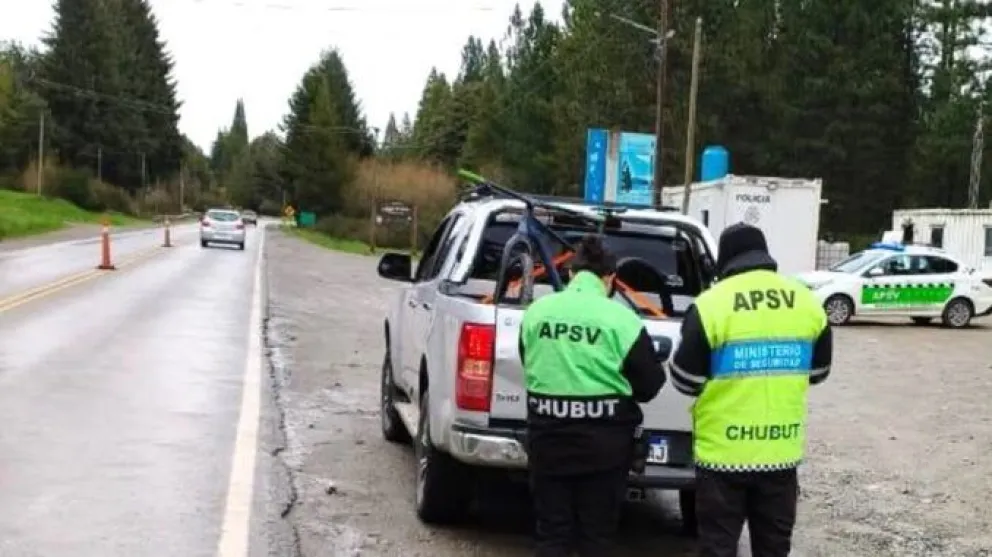 El colectivo había partido desde Bariloche y fue interceptado durante un control en El Hoyo. Foto Fm de la Cordillera.