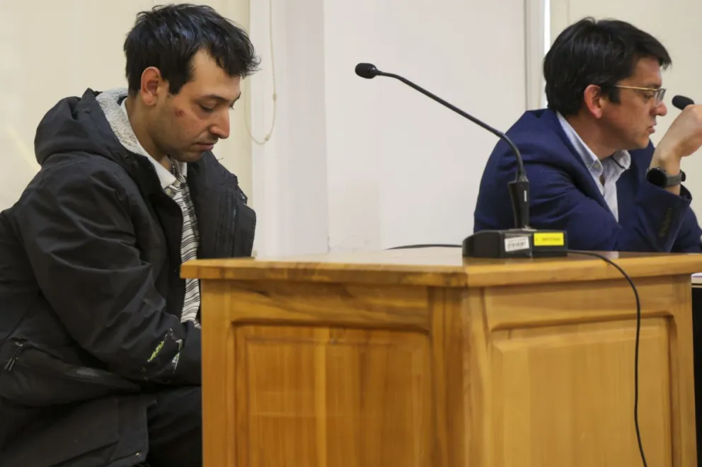 Le formularon cargos al conductor que chocó y robó un Fiat Cronos. 