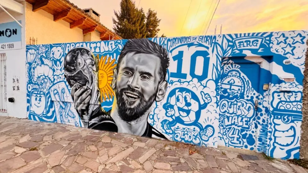 Messi y la copa en un tremendo mural ubicado en Tiscornia al 400. 