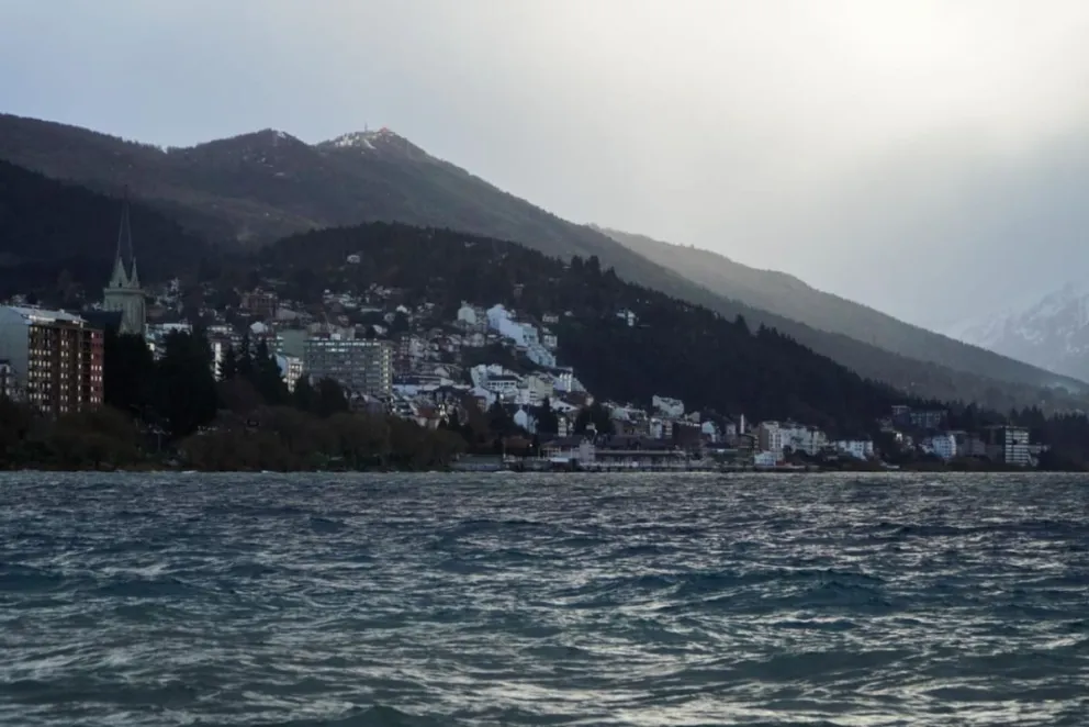 El nivel de agua que se observa en el lago Nahuel Huapi es alto. Fotos: Facundo Pardo 