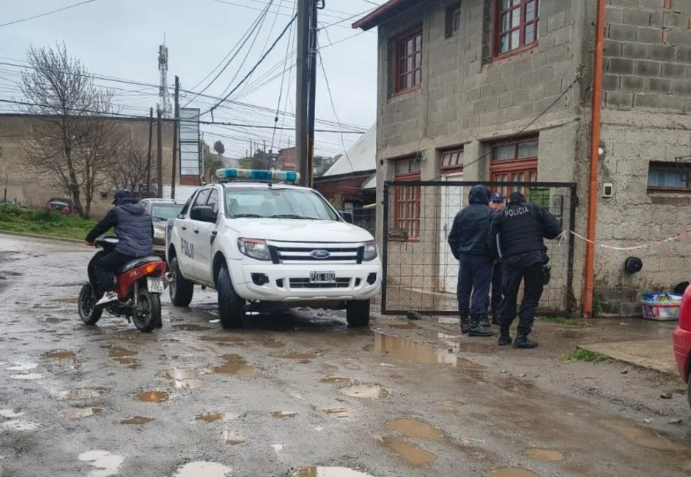 Operativo policial por el hallazgo de un joven sin vida en su vivienda. 