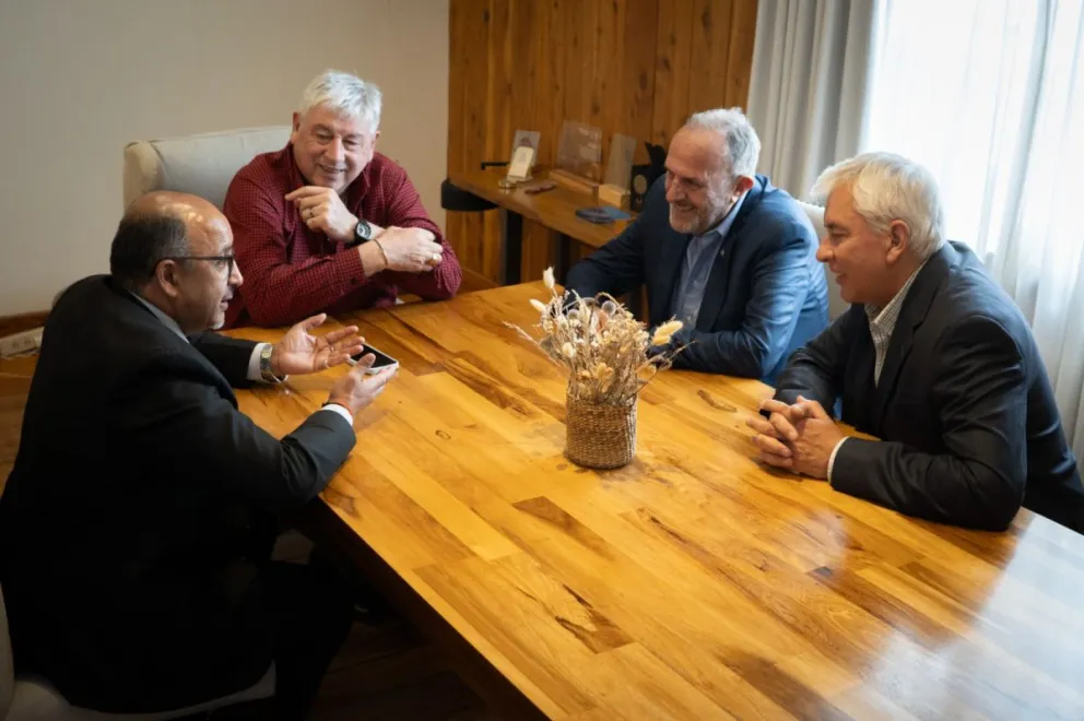 El intendente de Bariloche, Walter Cortés, recibió al Embajador de la República de la India, Ajaneesh Kumar.