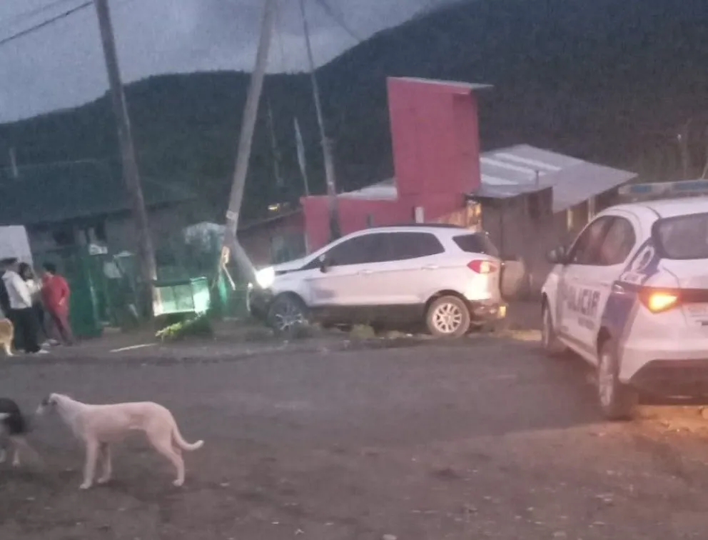 El final de la persecución policial con el auto chocado. 