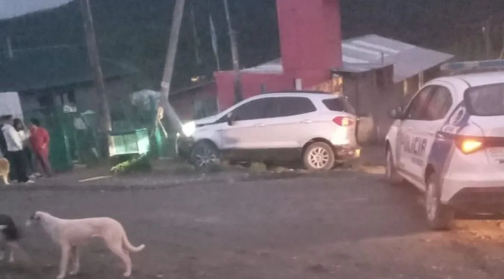 Chocó un patrullero, terminó chocando un poste de luz y descartó dinero. La detuvieron. 