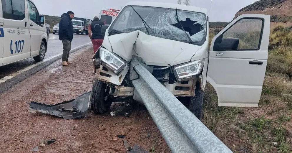 Así quedó la camioneta tras despistas e chocar en Ruta 237. Foto: Bomberos Piedra del Águila.